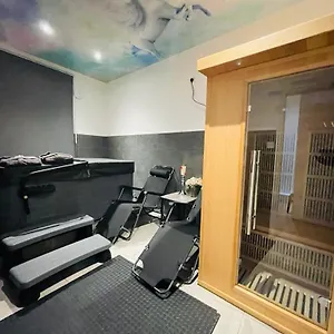 Luxury With Private Jacuzzi Hot Tub & Sauna Apartment